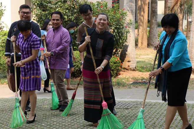 Broom from plastic waste  under the project 1 Faculty 1 Symbol for the Building Division, University of Phayao.