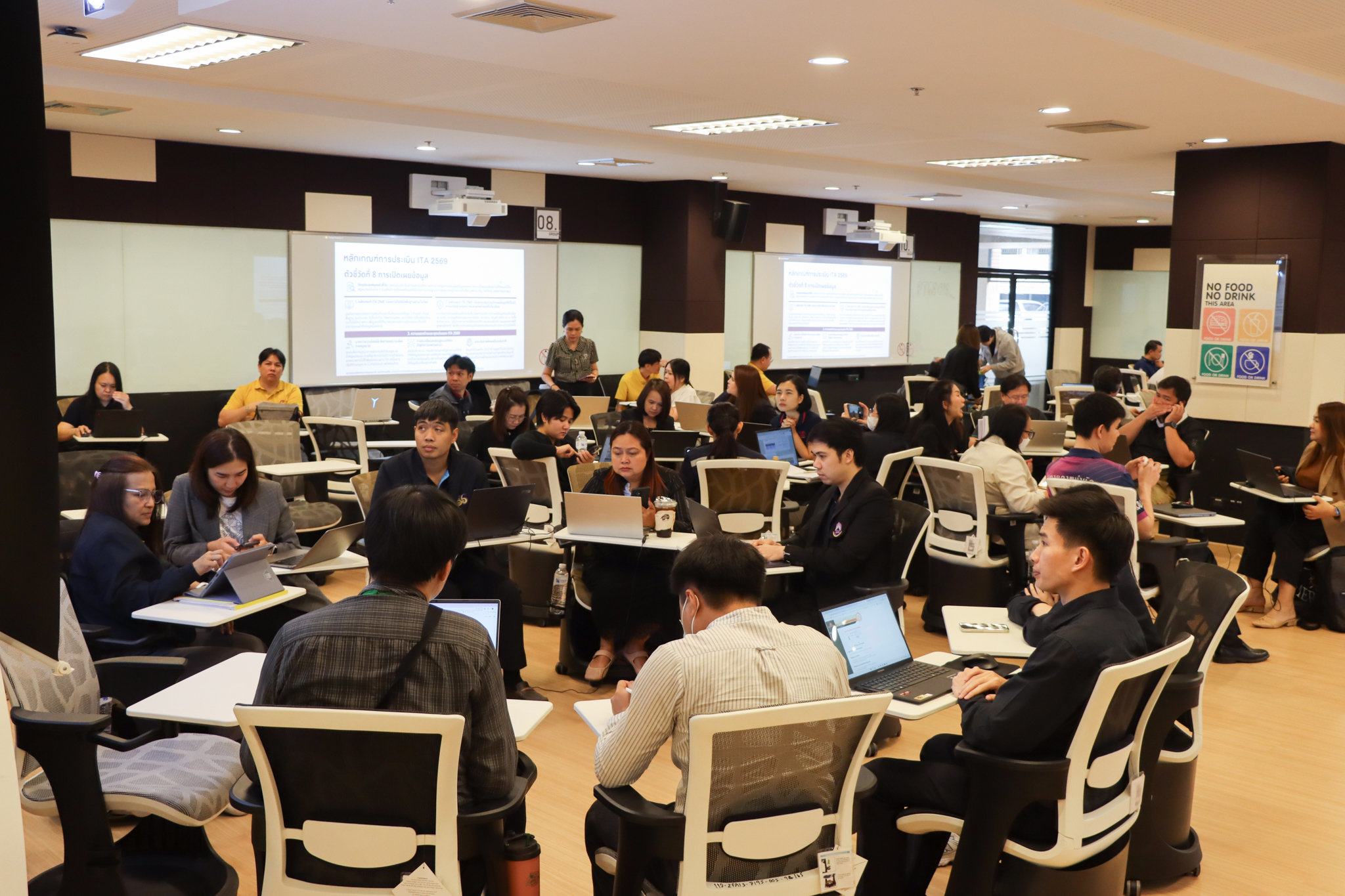 Teachers attending the iClassroom and LMS training workshop