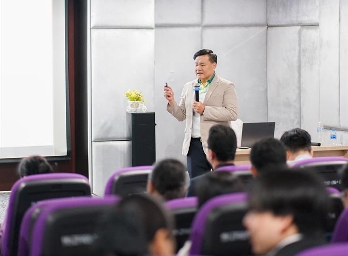 Speaker presenting Module 2 Net Zero and Carbon Neutral session