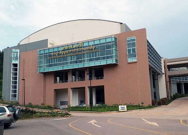 Building with heat-reflective glass panels