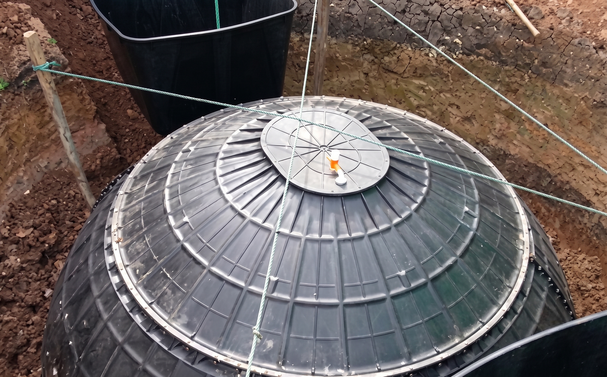 Biogas system from food waste in the cafeteria